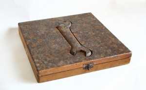 Schlüssel zum Erfolg | 2013<br />
Hühnereischale auf  Zigarrenkiste | <br />
Schraubenschlüssel (Vollgusseisen ca. 100 Jahre alt)