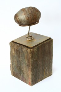 Rost hat Charme | 2013<br />
Gänseei-Skulptur | Eisenständer | Holzbalken