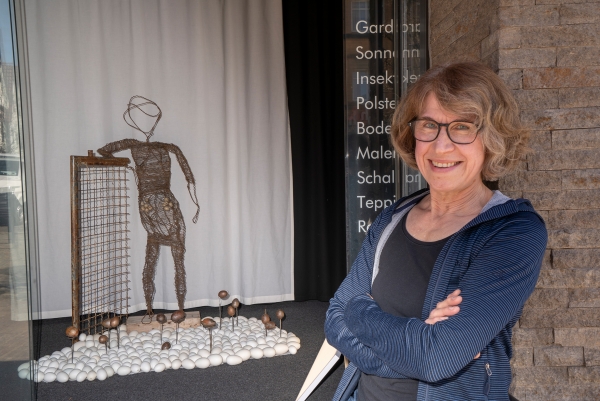 Rose Fiedler vor Installation, Marktplatz Leonberg, Schaufenster-Ausstellung anstelle Lange Kunst Na